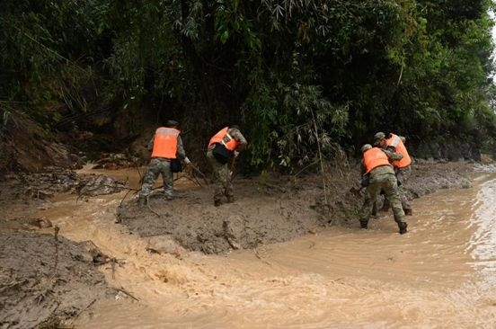 廣東多地出現(xiàn)洪澇災(zāi)情 部隊官兵全力進行搶險救援