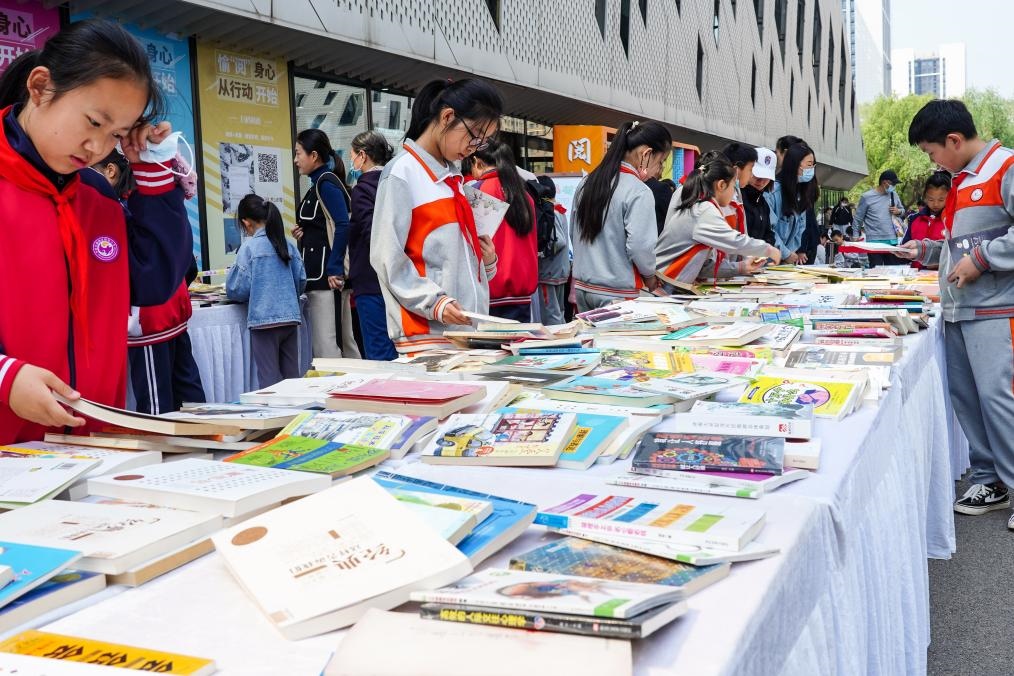 4月20日，山東省濟南市第十四屆“書香泉城”全民閱讀節(jié)在濟南市圖書館啟動，小學生在閱讀節(jié)上參與換書活動。新華社記者 朱崢 攝