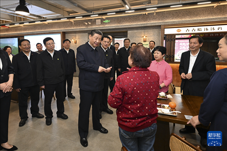 4月22日至24日，中共中央總書記、國家主席、中央軍委主席習(xí)近平在重慶考察。這是22日下午，習(xí)近平在九龍坡區(qū)謝家灣街道民主村社區(qū)考察時(shí)，同正在社區(qū)食堂就餐的群眾親切交流。新華社記者 謝環(huán)馳 攝