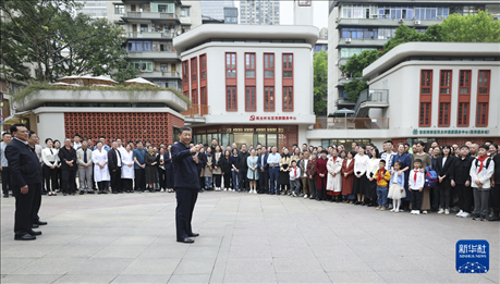 4月22日至24日，中共中央總書記、國家主席、中央軍委主席習(xí)近平在重慶考察。這是22日下午，習(xí)近平在九龍坡區(qū)謝家灣街道民主村社區(qū)考察時(shí)，同社區(qū)居民親切交流。新華社記者 鞠鵬 攝