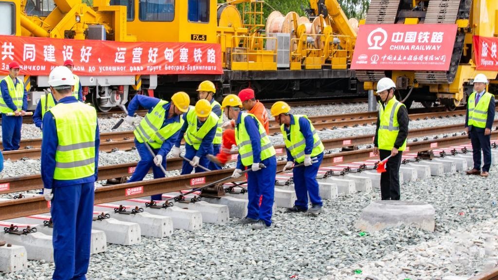 △2024年4月25日，在塞爾維亞北部城市巴奇卡托波拉，匈塞鐵路項目施工人員進行匈塞鐵路軌道合龍工作。