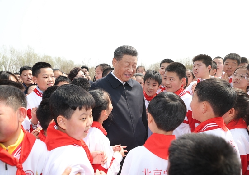 △4月3日，習近平總書記來到北京市通州區(qū)潞城鎮(zhèn)參加首都義務植樹活動。這是總書記同少先隊員在一起。