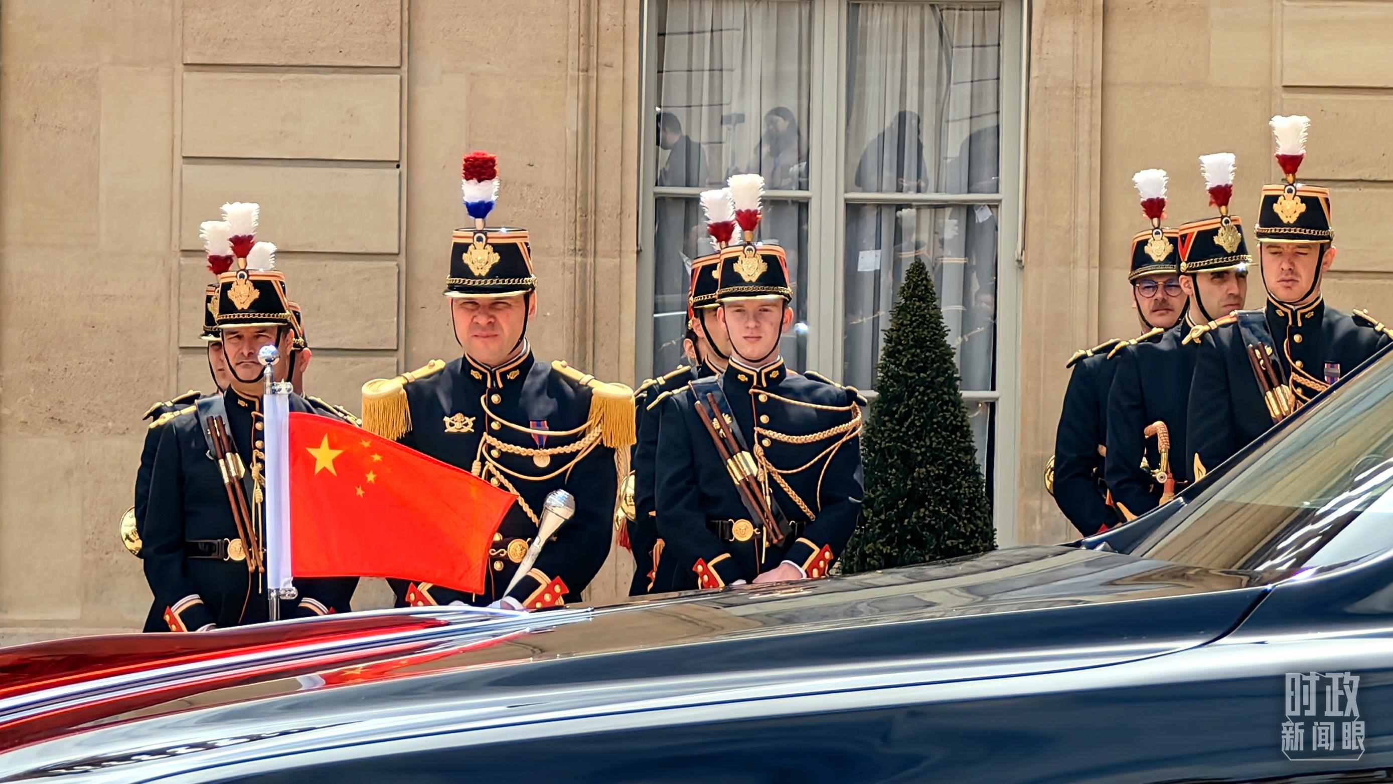 △習主席乘車抵達愛麗舍宮。（總臺央視記者段德文拍攝）