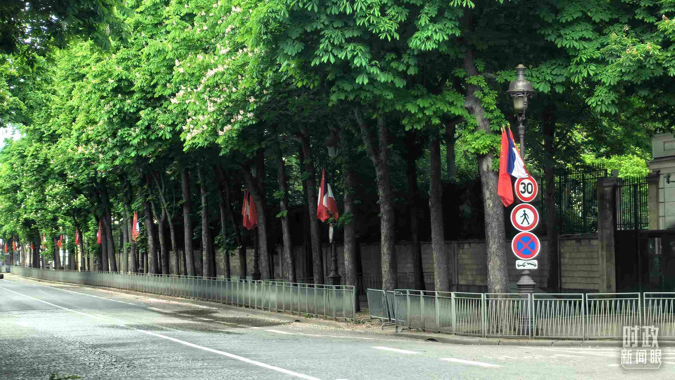 △巴黎道路兩側(cè)懸掛中法兩國國旗。（總臺央視記者鄂介甫拍攝）