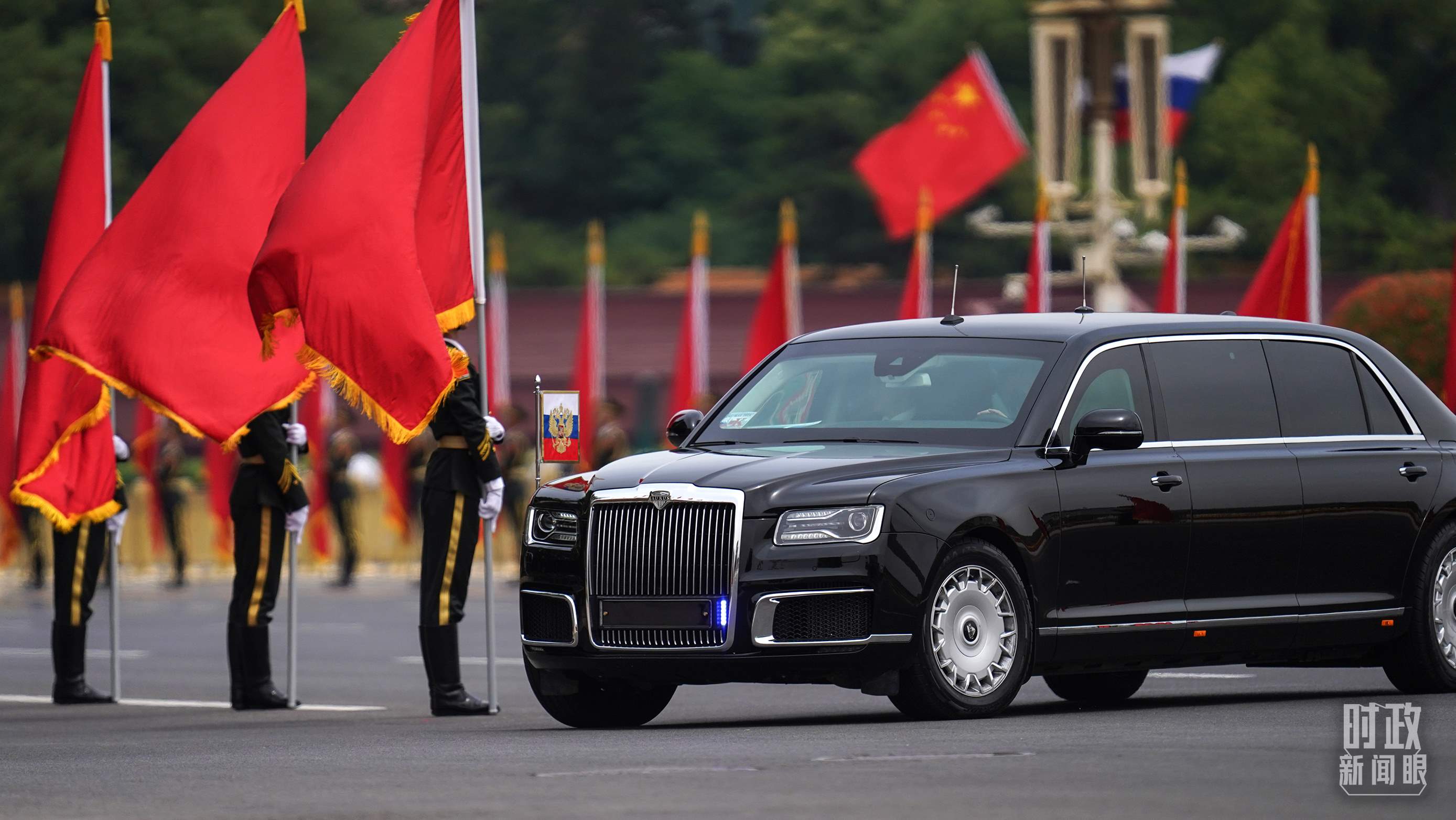 △普京總統(tǒng)乘車抵達歡迎儀式現(xiàn)場。（總臺國廣記者李晉拍攝）