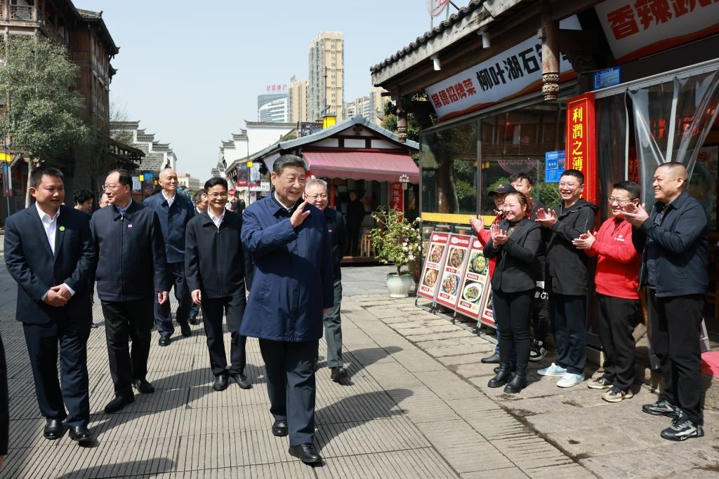 2024年3月19日上午，習近平總書記在湖南常德河街考察時，同店主和游客親切交流。新華社記者 王曄 攝