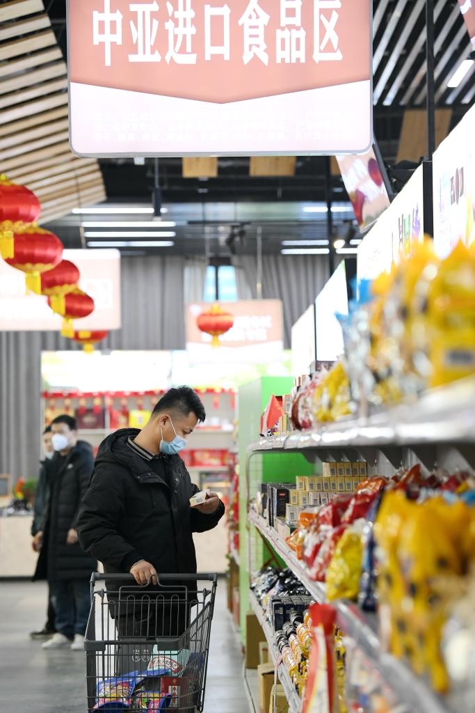 在位于西安浐灞國際港的愛菊健康生活體驗館，消費者挑選中亞進(jìn)口食品。新華社記者李一博 攝