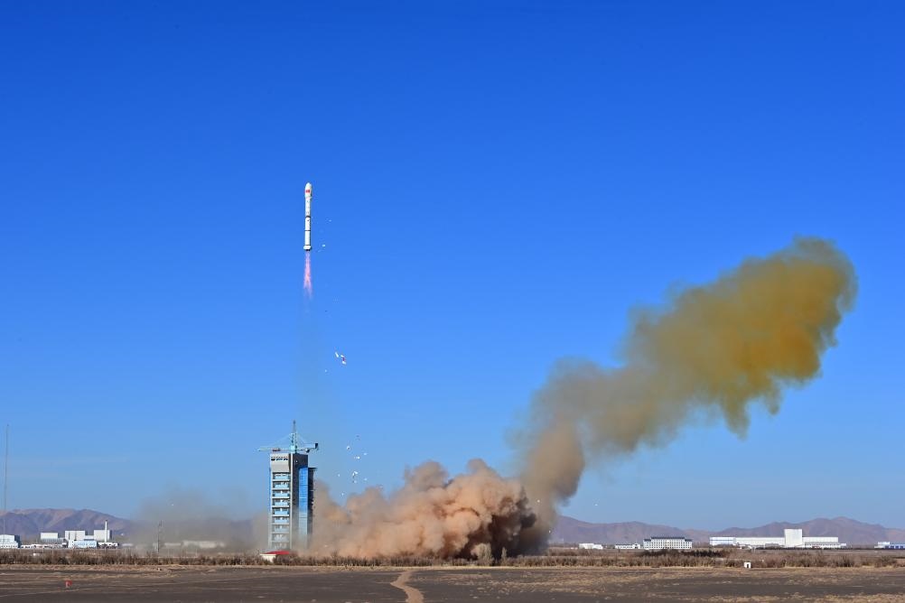 2023年12月4日，中國在酒泉衛(wèi)星發(fā)射中心使用長(zhǎng)征二號(hào)丙運(yùn)載火箭，成功將援埃及二號(hào)衛(wèi)星發(fā)射升空，衛(wèi)星順利進(jìn)入預(yù)定軌道，發(fā)射任務(wù)獲得圓滿成功。新華社發(fā)（汪江波 攝）