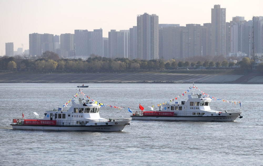 漁政執(zhí)法船隊從長江武漢段江面駛過，啟動長江流域重點水域“十年禁漁”（2020年12月31日攝）。新華社記者 程敏 攝