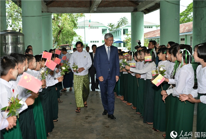 學生列隊歡迎陳海大使和梭登首席部長。人民網(wǎng)記者謝佳君攝