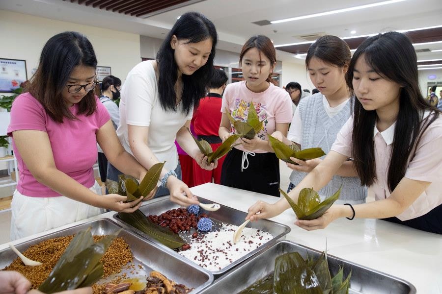 2024年6月1日，海峽兩岸青年學(xué)生在華東師范大學(xué)包粽子、做香囊，體驗(yàn)傳統(tǒng)文化。