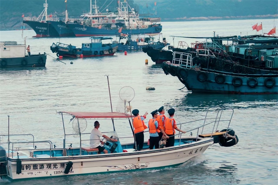 圖為寧德市霞浦縣溪南鎮(zhèn)“海管中隊(duì)”開(kāi)展海上流動(dòng)日常巡查