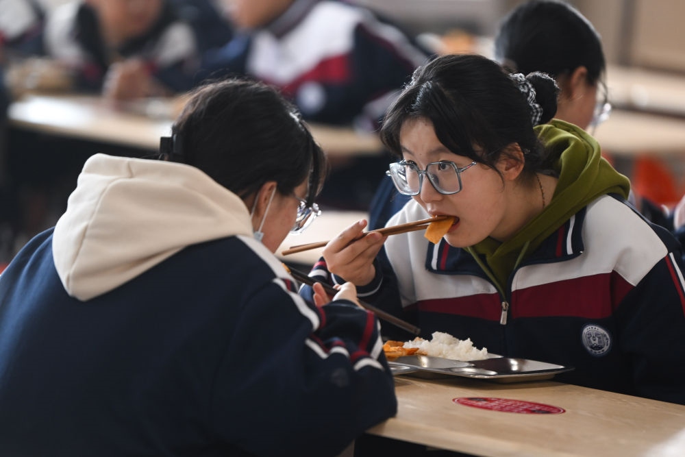 2023年2月23日，果洛西寧民族中學(xué)學(xué)生在食堂吃午飯。