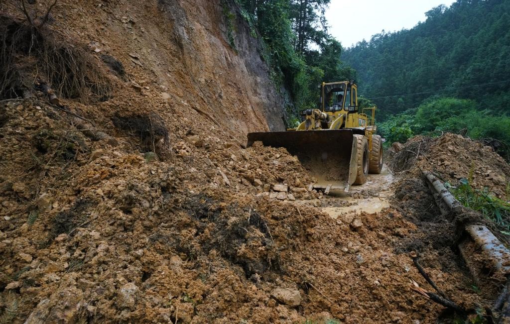 6月18日，在廣西融水苗族自治縣融水鎮(zhèn)新安村，一臺推土機(jī)在清理塌方路段。新華社發(fā)（龍林智攝）