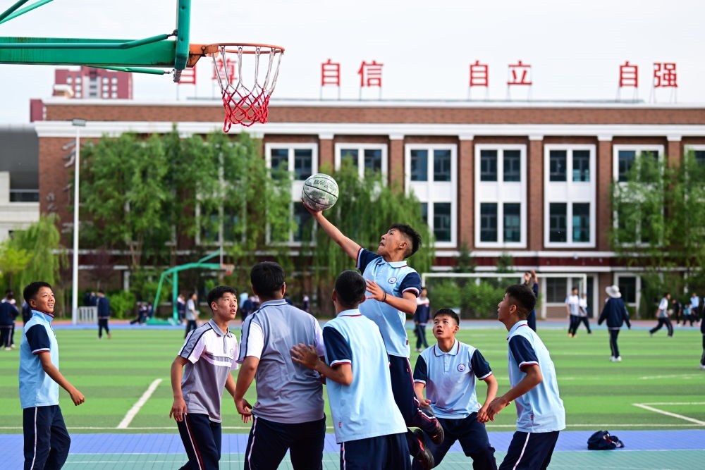 2024年6月18日，果洛西寧民族中學(xué)學(xué)生在打籃球。