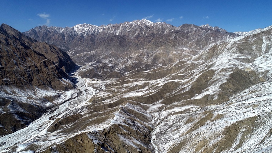 2023年2月9日在寧夏賀蘭山蘇峪口國(guó)家森林公園拍攝的雪后賀蘭山（無(wú)人機(jī)照片）。新華社記者 王鵬 攝