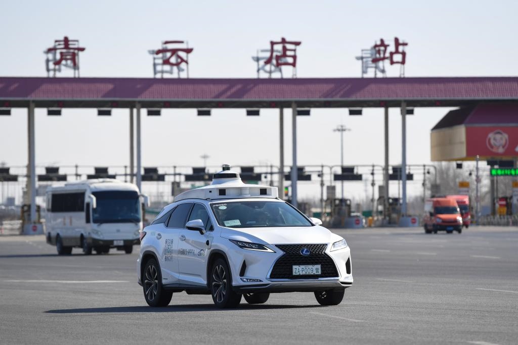 一輛自動(dòng)駕駛車行駛在北京大興國(guó)際機(jī)場(chǎng)到亦莊的自動(dòng)駕駛線路上（2024年3月1日攝）。新華社記者 鞠煥宗 攝