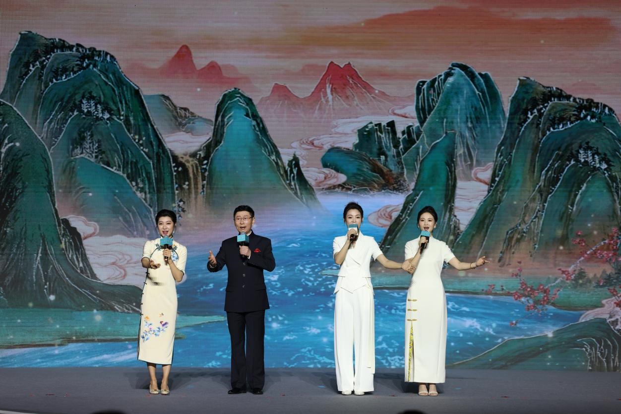 國家一級演員、京劇表演藝術(shù)家王平（左二），國家一級演員、南京藝術(shù)學院教授單雯（左一），浙江小百花越劇團青年演員陳麗君（右二）、何青青（右一）同臺唱響千年運河情。