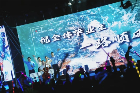 歌曲《祝你一路順風(fēng)》演出現(xiàn)場(chǎng)。供圖：日照職業(yè)技術(shù)學(xué)院