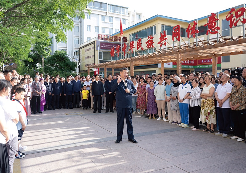 2024年6月19日至20日，中共中央總書(shū)記、國(guó)家主席、中央軍委主席習(xí)近平在寧夏考察。這是19日下午，習(xí)近平在銀川市金鳳區(qū)長(zhǎng)城花園社區(qū)考察時(shí)，同社區(qū)居民親切交流。 新華社記者 謝環(huán)馳/攝