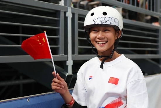 5月16日，巴黎奧運會資格系列賽上海站滑板女子碗池預賽在上海舉行。圖為鄭好好在比賽后慶祝，她在預賽中最佳成績?yōu)?1.73分。新華社記者 王楷焱 攝