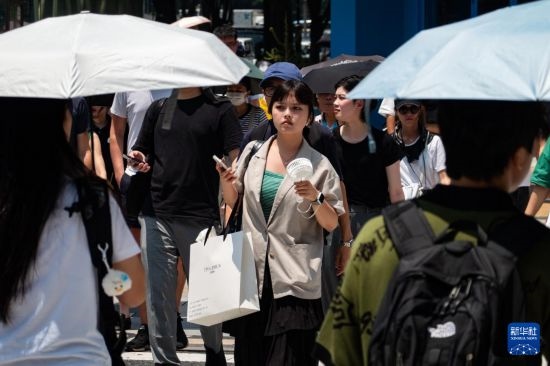 7月4日，人們?cè)谌毡緰|京原宿的街道上行走。新華社記者 張笑宇 攝