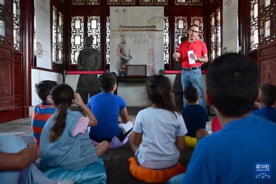 7月4日，在馬耳他桑塔露琪亞市的中國(guó)古典園林“靜園”，人們聆聽(tīng)關(guān)于兵馬俑的講解。新華社發(fā)（喬納森·博格 攝）