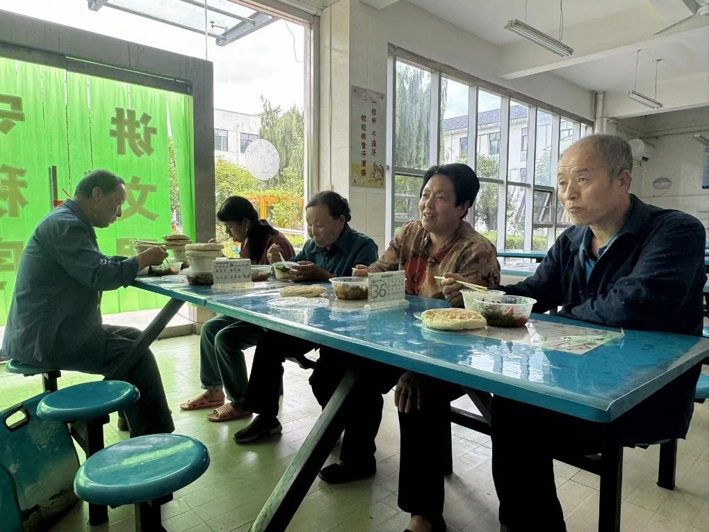 圖為鳳縣河口鎮(zhèn)中心小學(xué)臨時安置點內(nèi)正在吃飯的受災(zāi)群眾。新華社記者 劉彤 攝