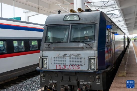 8月5日，由老撾籍火車司機(jī)獨(dú)立駕駛的滿載貨物的列車駛出中老鐵路萬象站。新華社發(fā)（凱喬 攝）