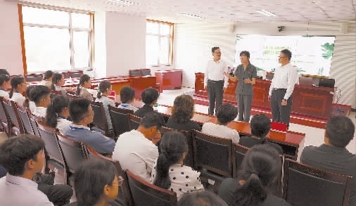 圖③：干警以表演節(jié)目的形式宣傳保護(hù)生態(tài)環(huán)境的法律法規(guī)。