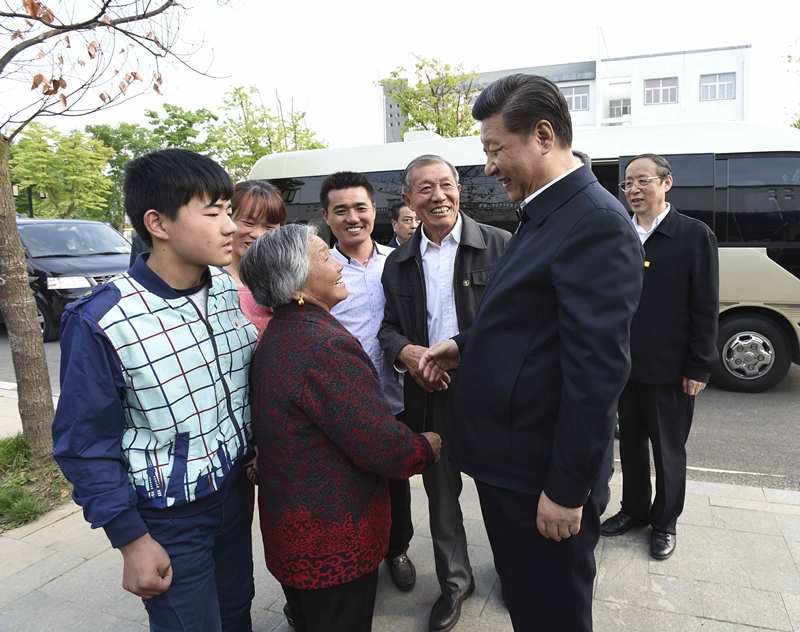 2016年4月25日，習(xí)近平在安徽省滁州市鳳陽(yáng)縣小崗村看望當(dāng)年大包干帶頭人嚴(yán)金昌（右三）一家。