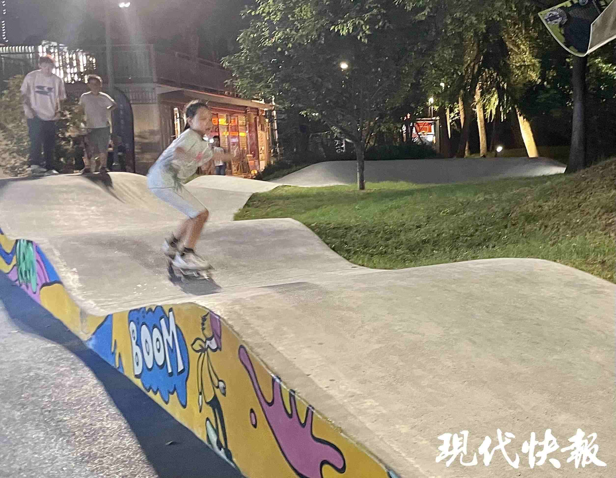 南京西城·夜未央的滑板場地上，一群青少年正在玩滑板