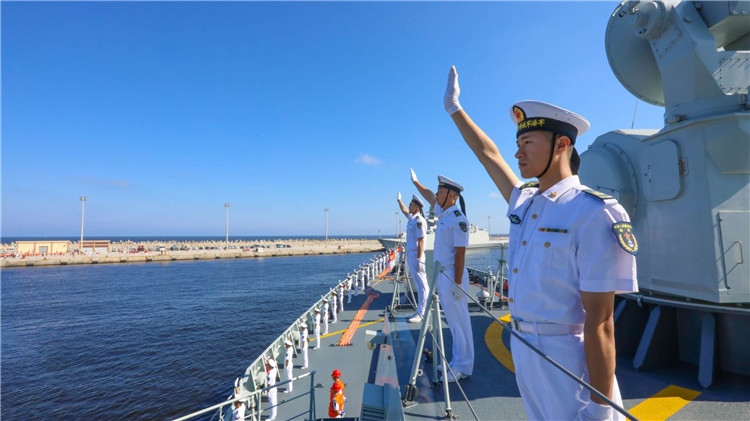 海軍官兵揮手向歡迎的人群致意 護航編隊供圖