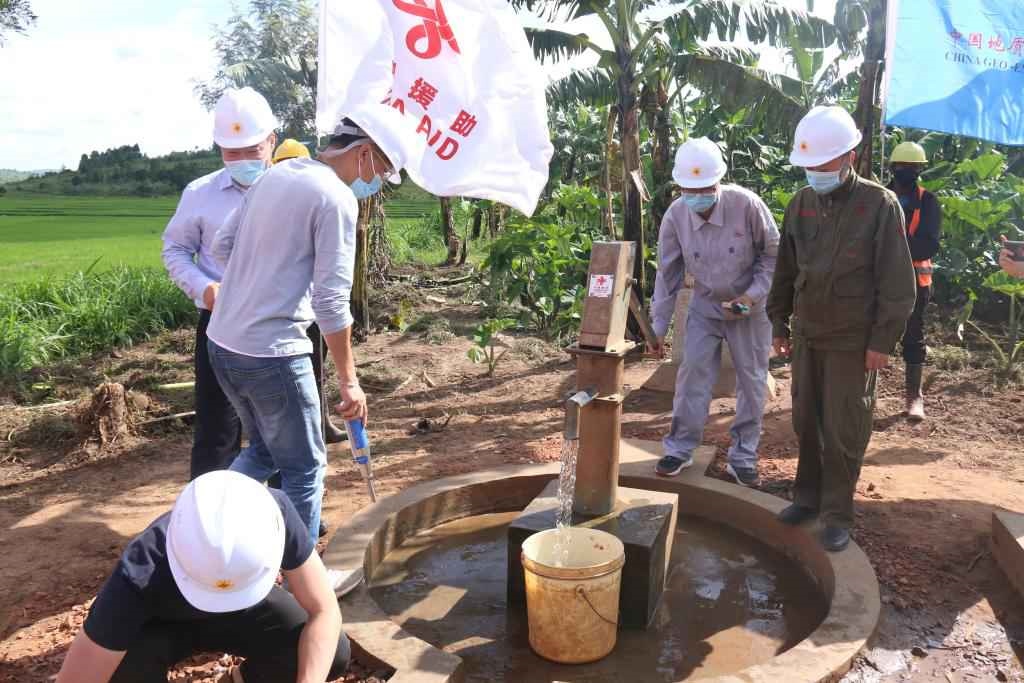 2022年4月11日，在盧旺達東方省加齊博區(qū)穆拉姆比，工作人員檢查一口中國援建的水井。新華社發(fā)