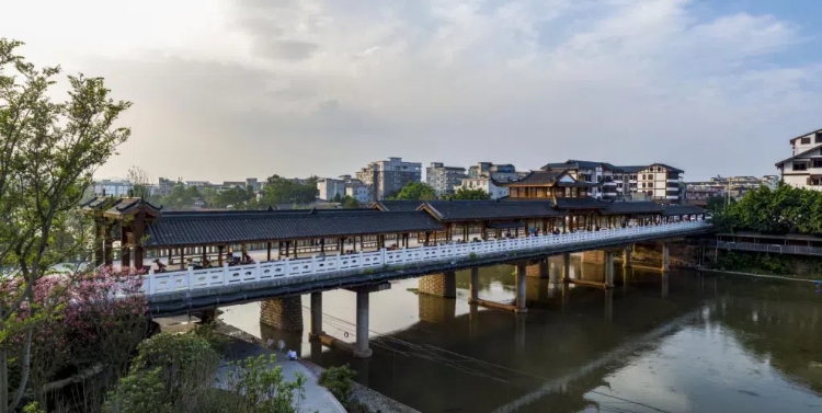 樂山蘇稽古鎮(zhèn)廊橋。樂山市委宣傳部供圖