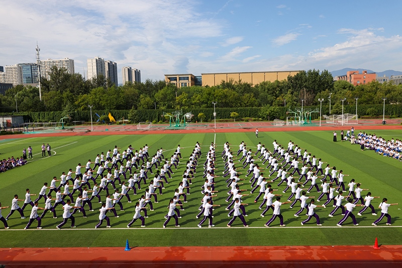 高一學(xué)生在開學(xué)典禮中表演軍體拳。學(xué)校供圖