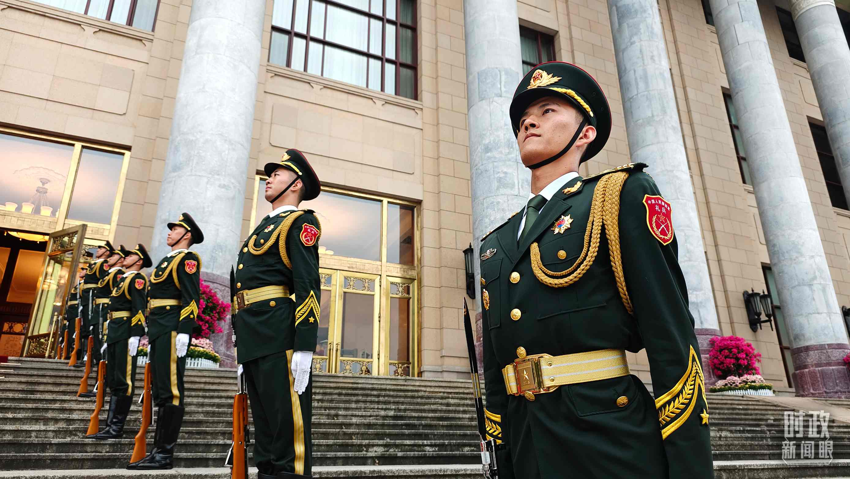  △人民大會堂外，禮兵列隊歡迎外國領導人。（總臺央視記者韓銳拍攝）