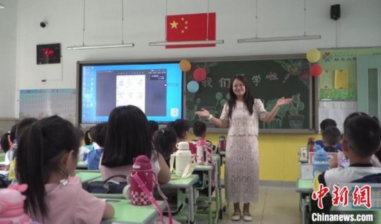 圖為衡水市新苑小學(xué)，老師正在給學(xué)生講開學(xué)第一課的內(nèi)容。王天祥 攝