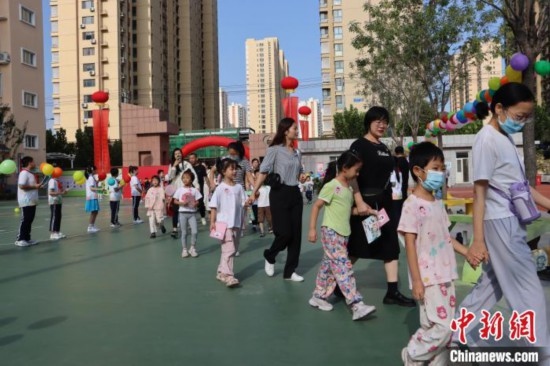 圖為衡水市新苑小學(xué)，小學(xué)一年級(jí)新生佩戴“夢(mèng)想徽章”后，步入校園 。王天祥 攝