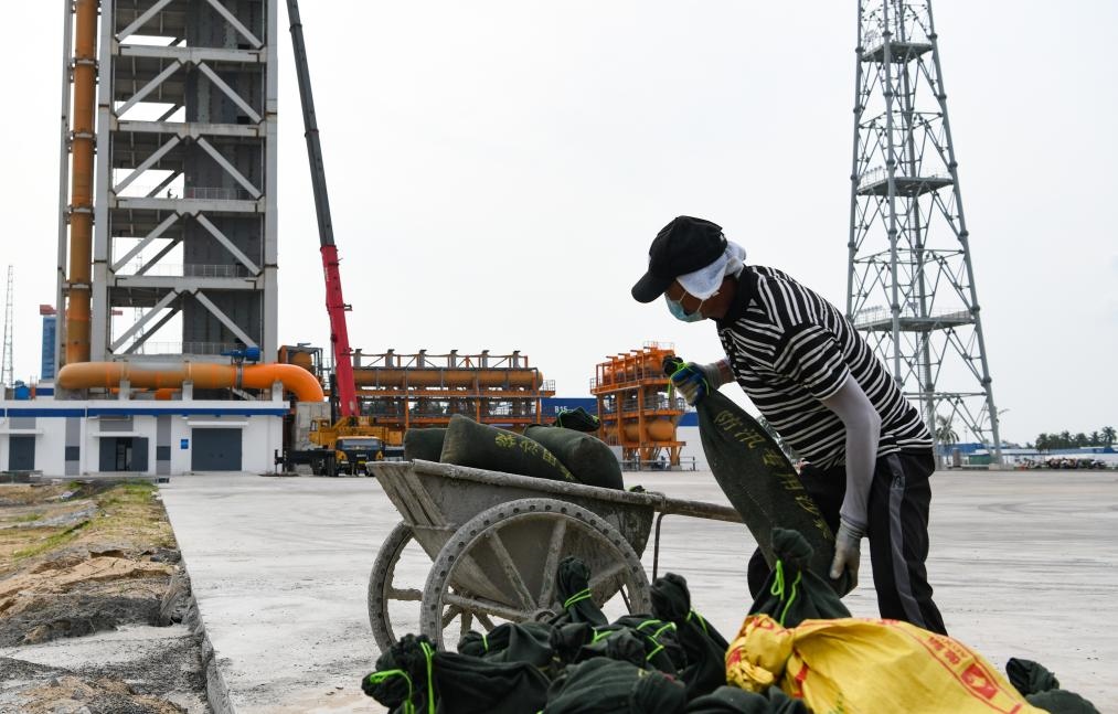 9月4日，在海南商業(yè)航天發(fā)射場二號發(fā)射工位附近，工作人員將防汛專用沙袋裝車準備運送到塔架上。新華社記者 楊冠宇 攝