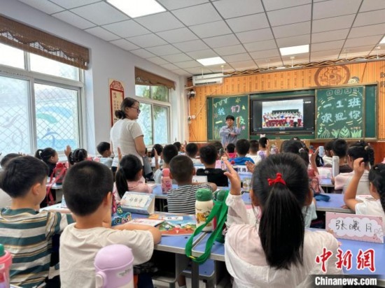 圖為衡水市康復(fù)街小學(xué)，老師講解開學(xué)第一課校園紀(jì)律與禮儀。徐鵬璐 攝