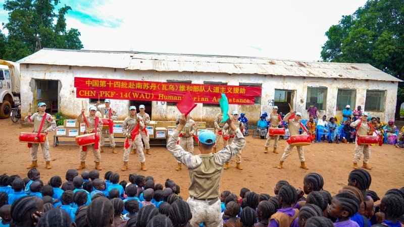 進(jìn)行傳統(tǒng)鑼鼓表演。鄧原淘攝