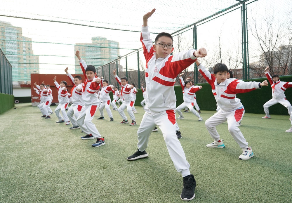 2024年2月21日，在人大附中實(shí)驗(yàn)小學(xué)，學(xué)生們?cè)隗w育課中進(jìn)行武術(shù)練習(xí)。新華社記者 任超 攝