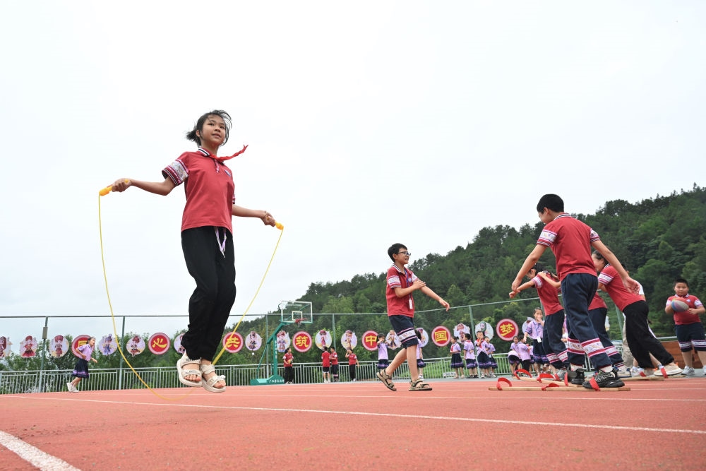 在廣西桂林市龍勝各族自治縣龍勝鎮(zhèn)第二小學(xué)，學(xué)生在大課間跳繩（2024年6月26日攝）。新華社記者 姜克紅 攝