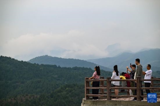 9月7日，市民游客在天津市薊州區(qū)漁陽(yáng)鎮(zhèn)西井峪村欣賞云海。