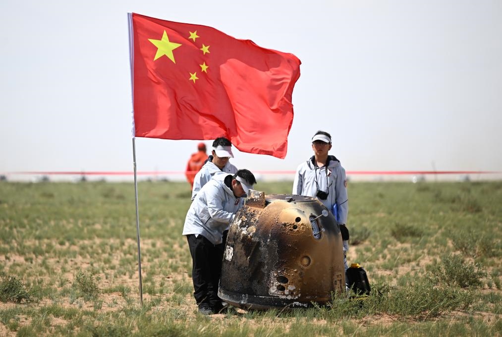 6月25日14時7分，嫦娥六號返回器攜帶來自月背的月球樣品安全著陸在內(nèi)蒙古四子王旗預(yù)定區(qū)域，探月工程嫦娥六號任務(wù)取得圓滿成功。新華社記者 貝赫 攝