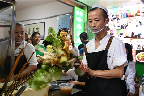 店員準(zhǔn)備制作天水麻辣燙。新華社記者 范培珅 攝