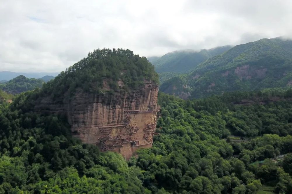 麥積山石窟全景。新華社記者 范培珅 攝