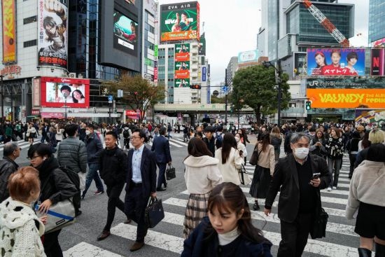 2023年11月15日，人們走過日本東京澀谷車站前的十字路口。新華社記者張笑宇攝