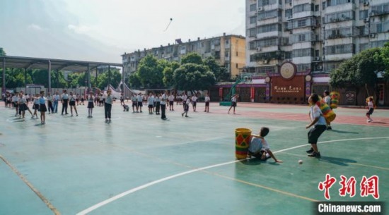 翠竹小學(xué)的學(xué)生在進行拋繡球運動。歐惠蘭 攝